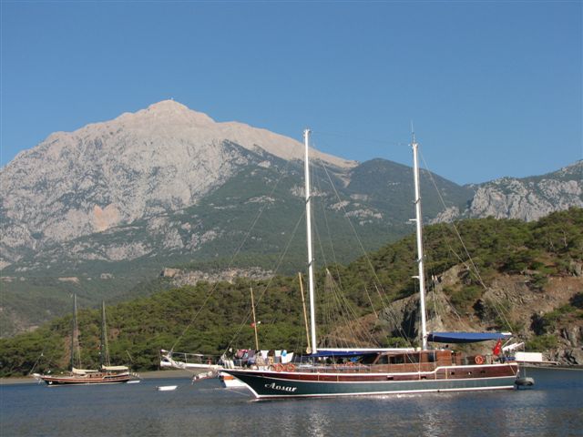 TAHTALI DAGI (Mt.Solymnus) 2600m visoka gora z drugo najdaljšo gondolo na svetu se pne nad sidriščem Tekirova in Kemerjem