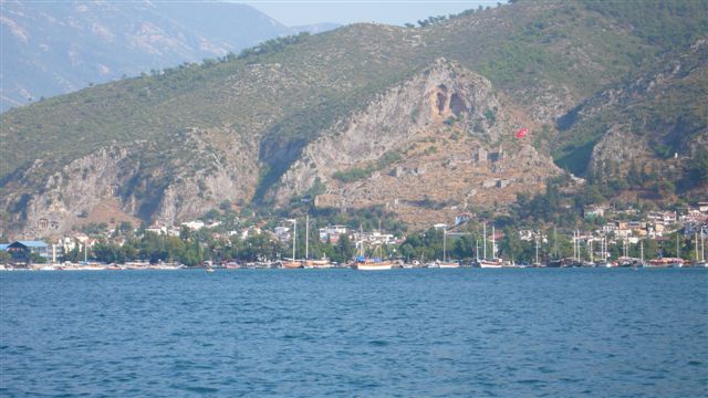 proti FETHIYAM: levo likijske grobnice v steni, desno utrjena trdnjava nad mestom