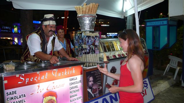 FETHIYE – turški sladoled z obveznim »show programom«
