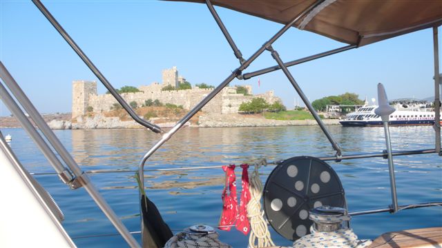 BODRUM, sidrišče pod križarskim gradom sv.Johna (desno katamaran-nočni klub